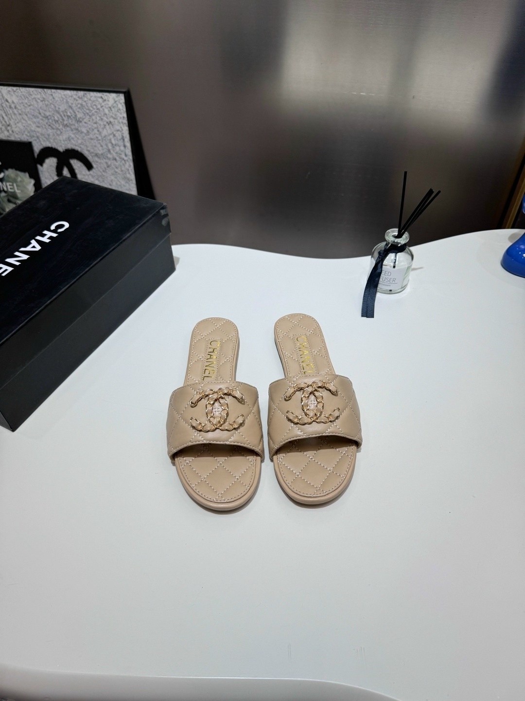 шлепанцы chanel,chanel шлепанцы женские,шлепанцы шанель 2026,бежевые шлепки шанель,