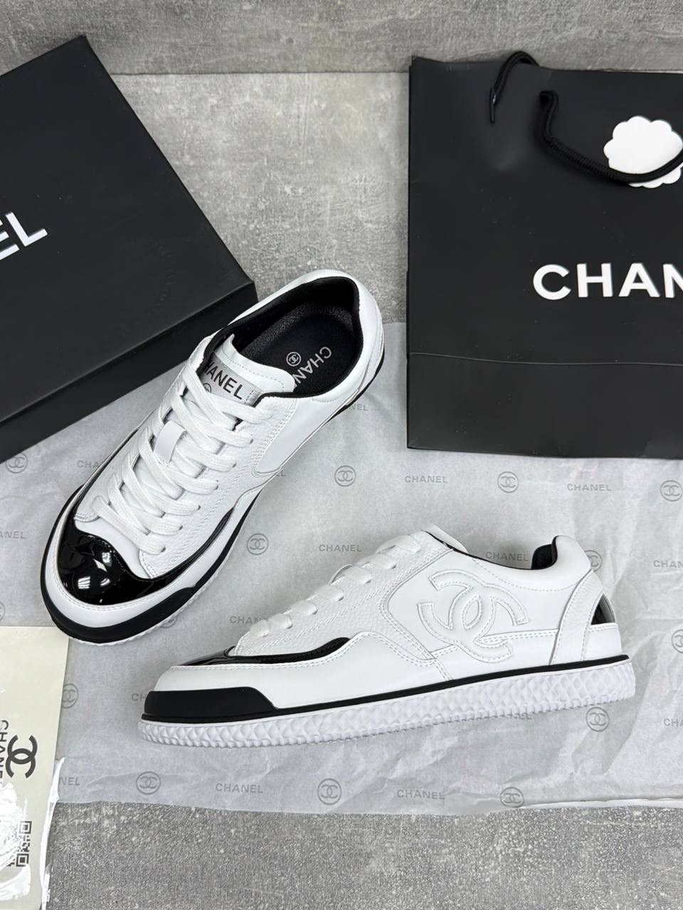 женские кожаные белые кроссовки chanel,женские кроссовки chanel,chanel кроссовки,женские кожаные кроссовки chanel 2026 белые с черными шнурками,кеды женские chanel