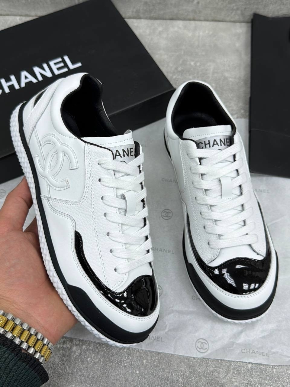 женские кожаные белые кроссовки chanel,женские кроссовки chanel,chanel кроссовки,женские кожаные кроссовки chanel 2026 белые с черными шнурками,кеды женские chanel