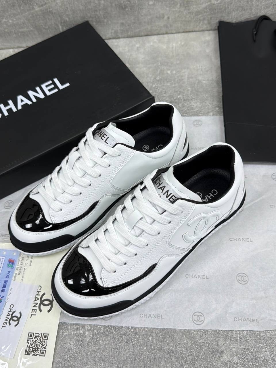 женские кожаные белые кроссовки chanel,женские кроссовки chanel,chanel кроссовки,женские кожаные кроссовки chanel 2026 белые с черными шнурками,кеды женские chanel