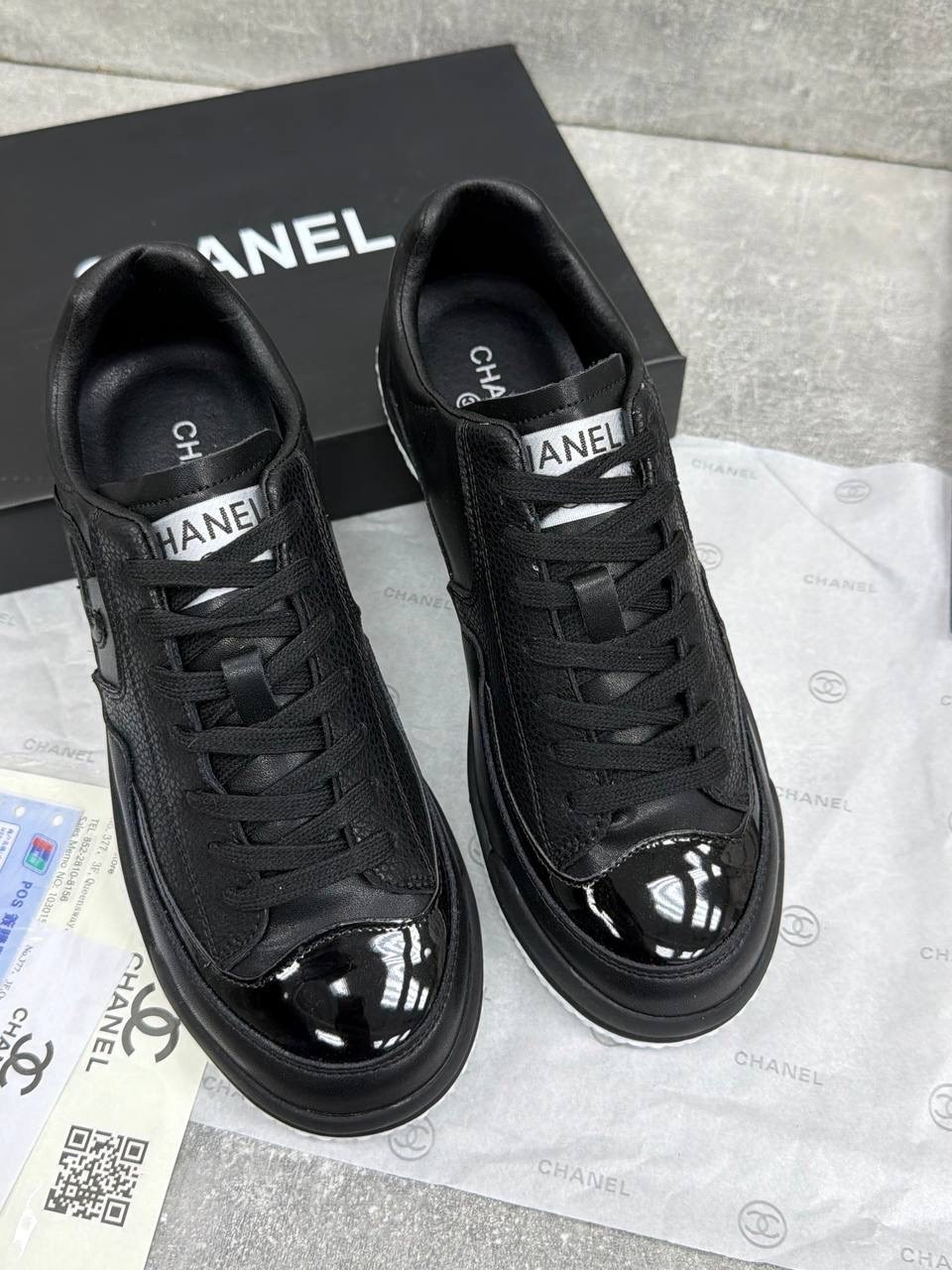 женские кожаные белые кроссовки chanel,женские кроссовки chanel,chanel кроссовки,женские кожаные кроссовки chanel 2026 белые с черными шнурками,кеды женские chanel