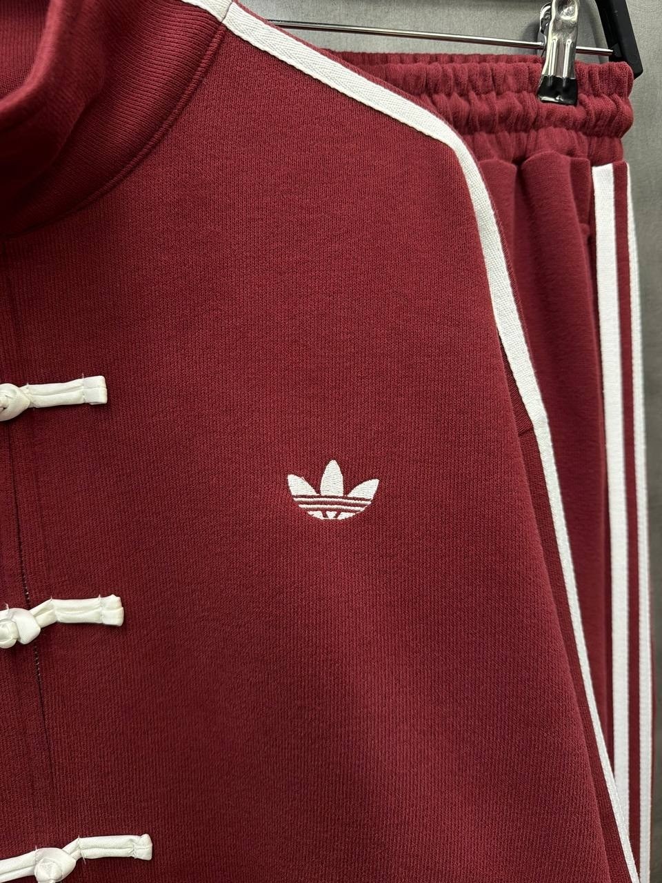 китайский стиль,стильные наряды,adidas мужская и женская классическая новая китайская замшевая куртка jy8276,модная куртка,adidas chinese new year jacket