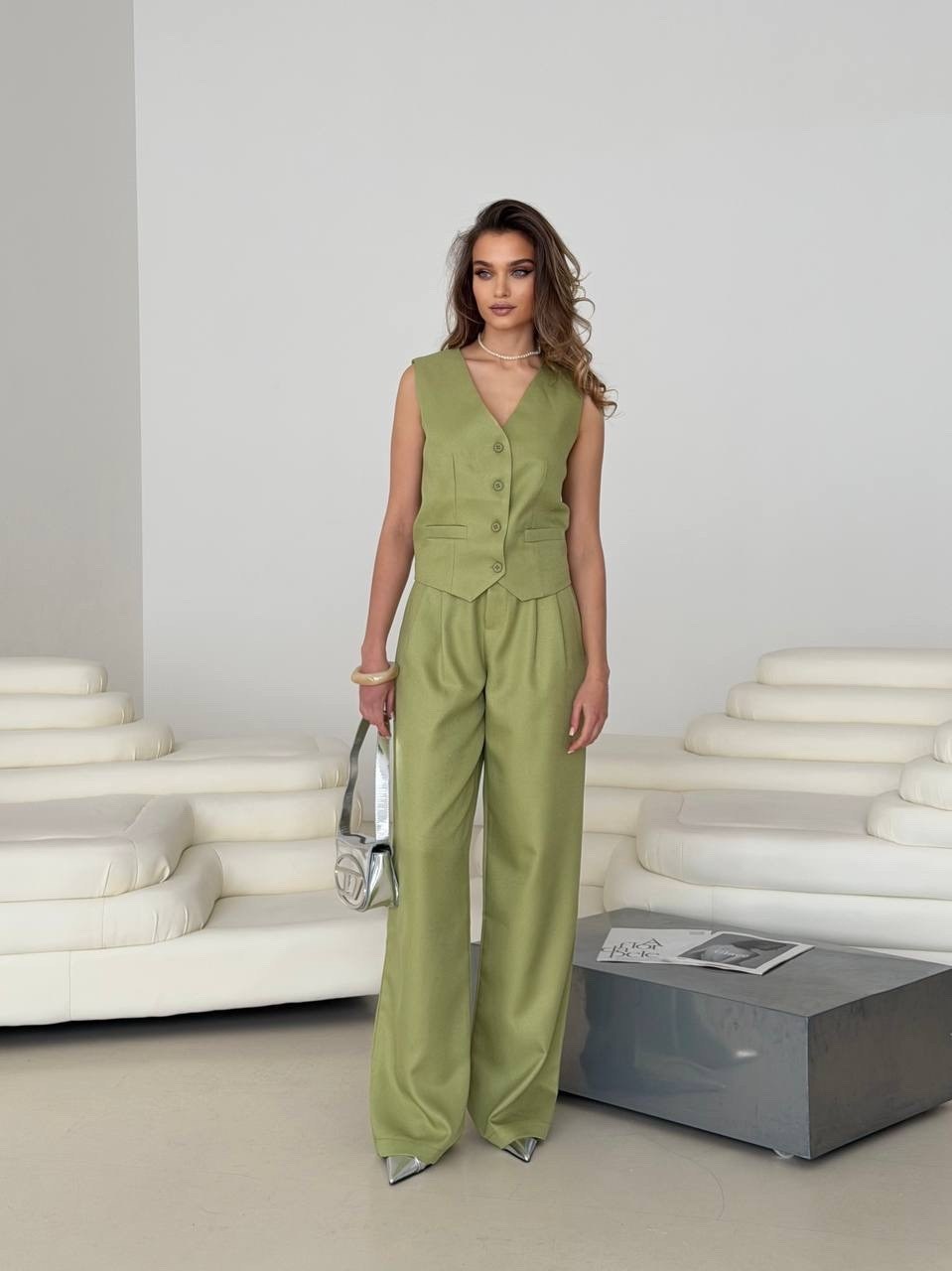 льняные брюки со складками спереди оливкового цвета vero moda,брючный костюм,летние брючные костюмы,комплект брючный,брюки льняные