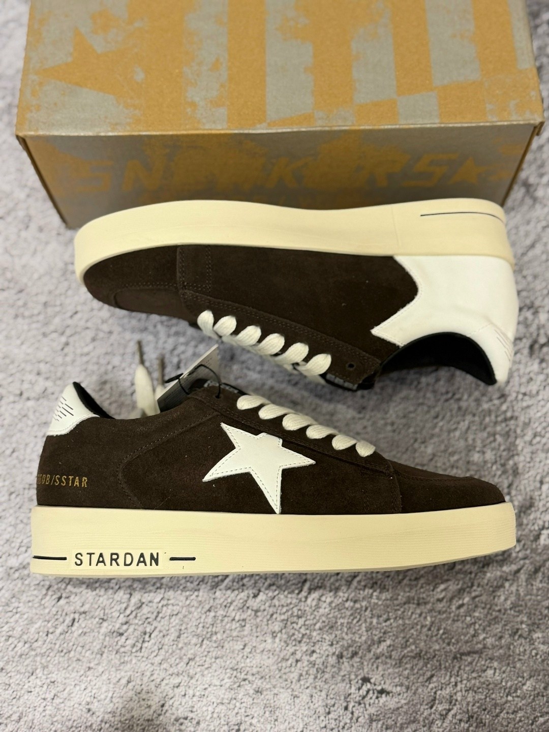 коричневые кроссовки ball star golden goose anthracite silver,golden goose кеды superstar со вставками коричневый,,мужские замшевые низкие кроссовки с вышитыми звездами superstar golden goose кор