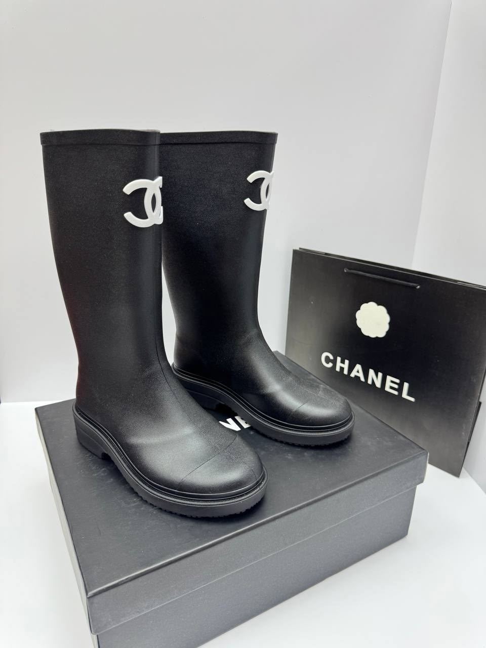сапоги резиновые chanel,chanel черные резиновые сапоги для женщин,chanel черные резиновые сапоги,сапоги chanel,женские сапоги chanel 2026 черные резиновые с белым логотипом