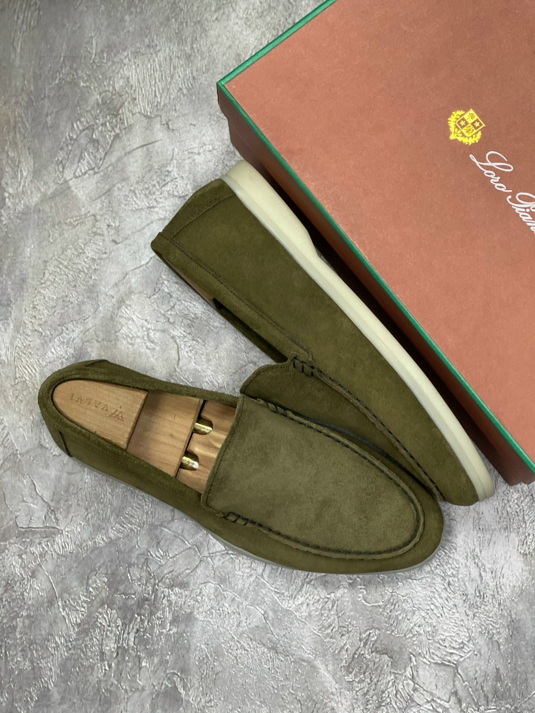 замшевые лоферы summer walk loro piana серый,лоферы мужские замшевые с белой подошвой,замшевые лоферы,мужские замшевые лоферы,loro piana лоферы