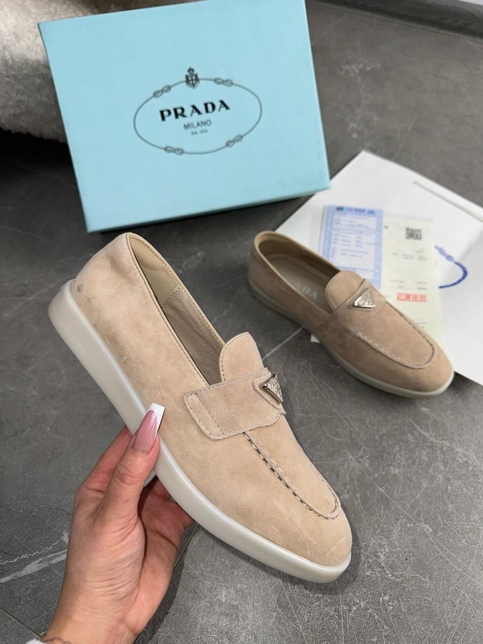 лоферы prada,prada лоферы женские,,женские замшевые лоферы prada 2026 серые с логотипом,лоферы женские замшевые