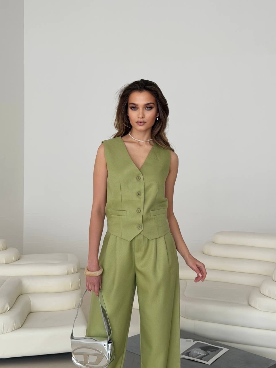 льняные брюки со складками спереди оливкового цвета vero moda,брючный костюм,летние брючные костюмы,комплект брючный,брюки льняные