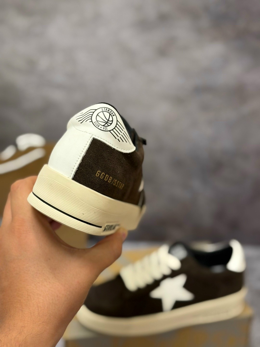 коричневые кроссовки ball star golden goose anthracite silver,golden goose кеды superstar со вставками коричневый,,мужские замшевые низкие кроссовки с вышитыми звездами superstar golden goose кор