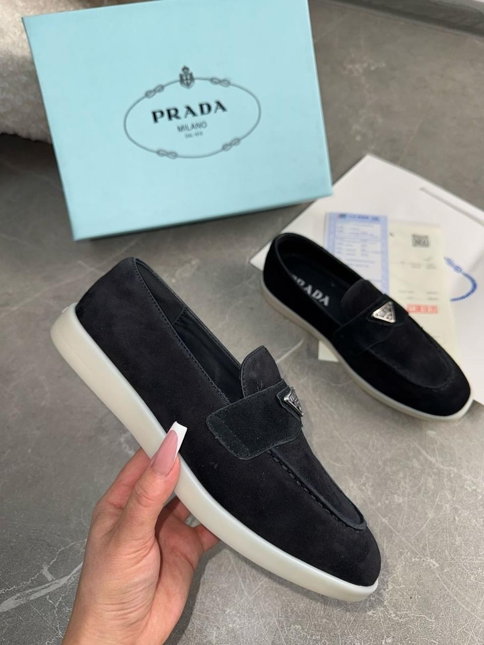 лоферы prada,prada лоферы женские,,женские замшевые лоферы prada 2026 серые с логотипом,лоферы женские замшевые