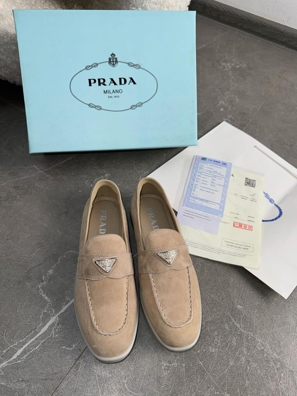 лоферы prada,prada лоферы женские,,женские замшевые лоферы prada 2026 серые с логотипом,лоферы женские замшевые
