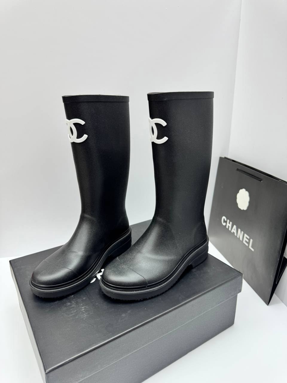 сапоги резиновые chanel,chanel черные резиновые сапоги для женщин,chanel черные резиновые сапоги,сапоги chanel,женские сапоги chanel 2026 черные резиновые с белым логотипом