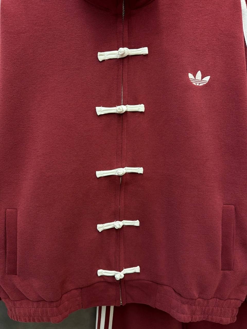 китайский стиль,стильные наряды,adidas мужская и женская классическая новая китайская замшевая куртка jy8276,модная куртка,adidas chinese new year jacket
