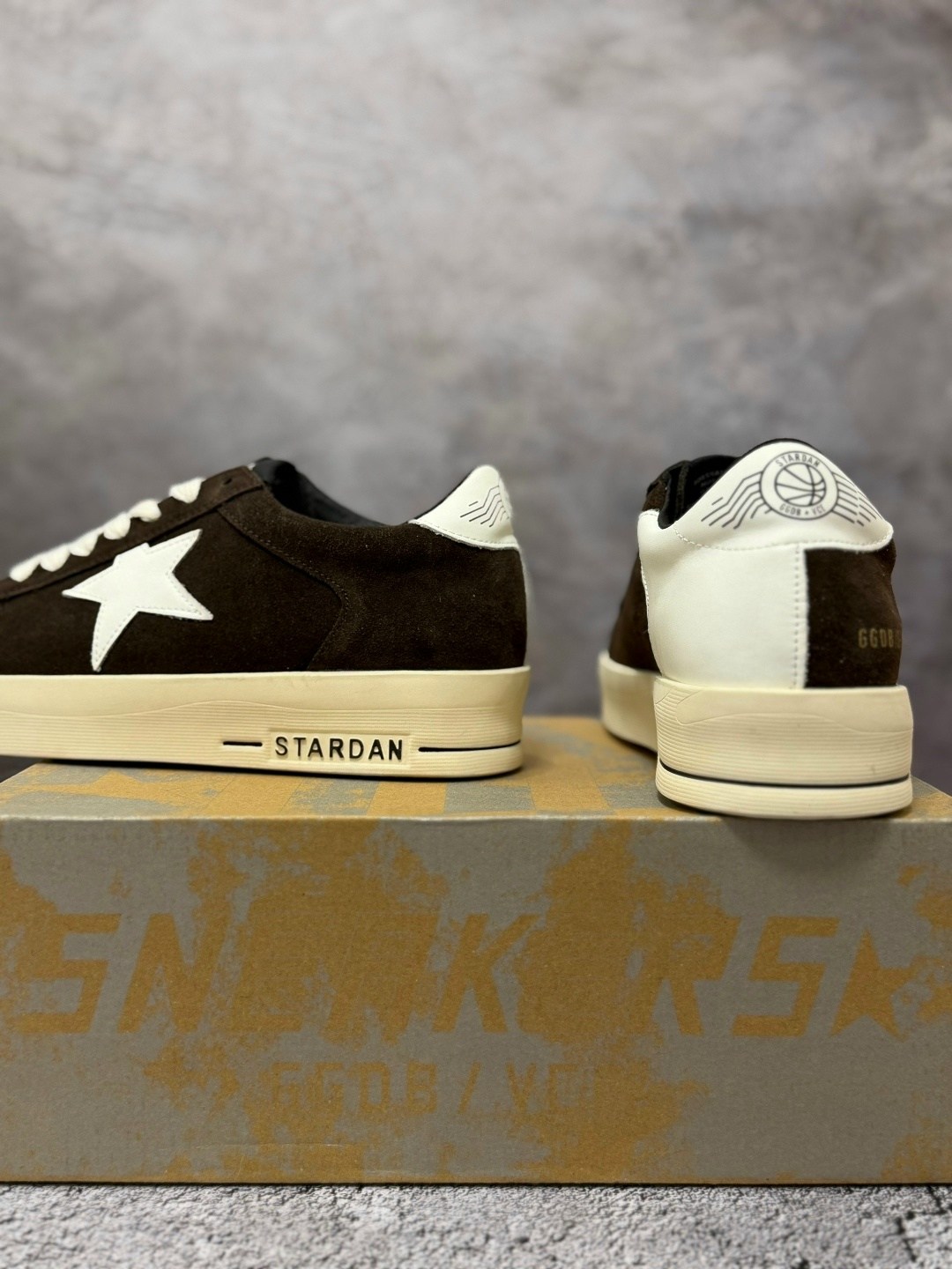 коричневые кроссовки ball star golden goose anthracite silver,golden goose кеды superstar со вставками коричневый,,мужские замшевые низкие кроссовки с вышитыми звездами superstar golden goose кор