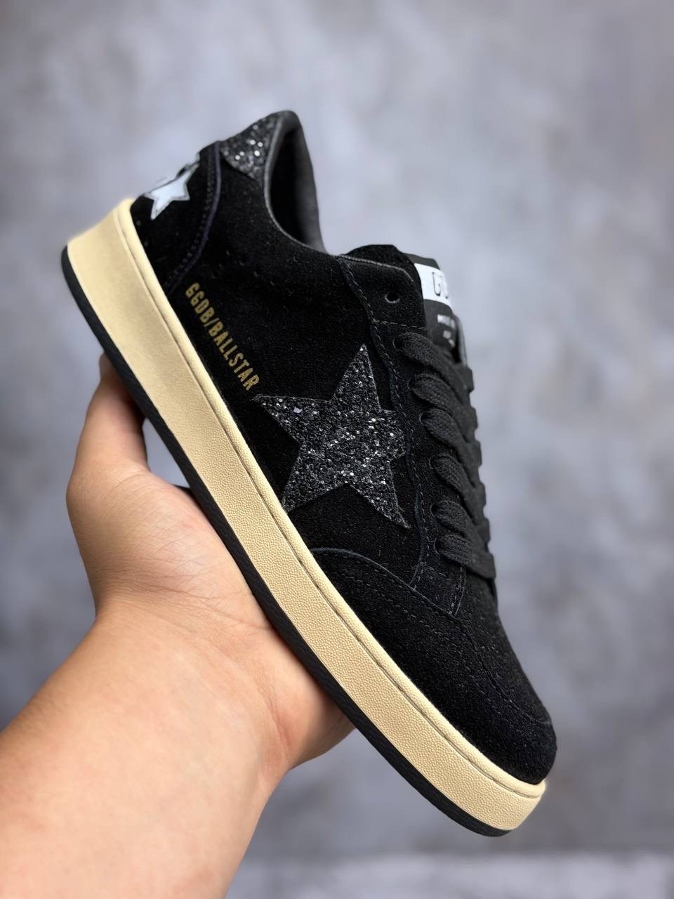,кроссовки golden goose,golden goose кеды,кеды super-star с блестками golden goose черный,golden goose чёрные женские замшевые кеды hi star