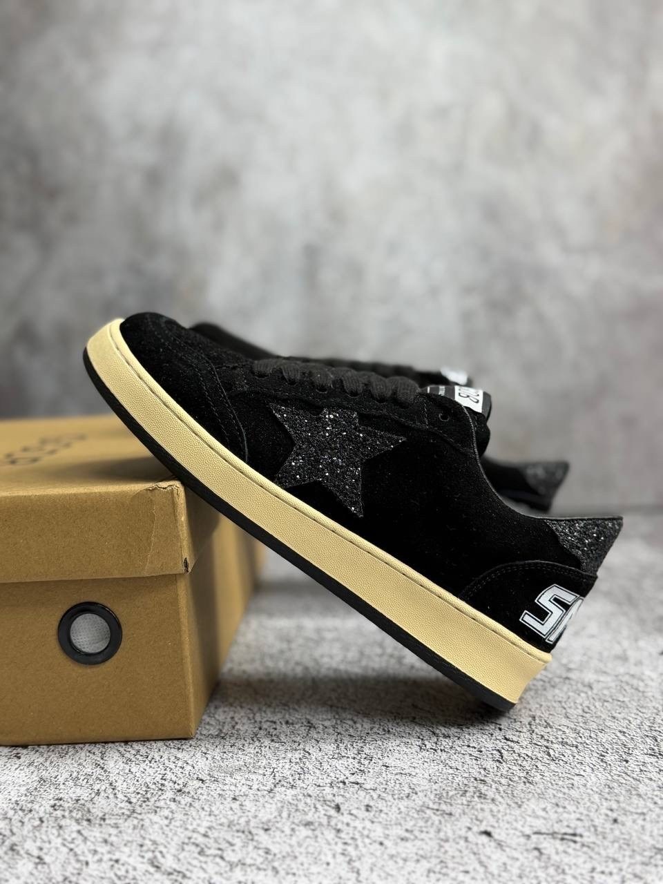 ,кроссовки golden goose,golden goose кеды,кеды super-star с блестками golden goose черный,golden goose чёрные женские замшевые кеды hi star