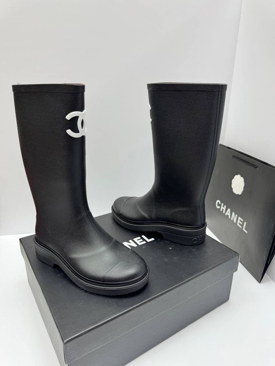 сапоги резиновые chanel,chanel черные резиновые сапоги для женщин,chanel черные резиновые сапоги,сапоги chanel,женские сапоги chanel 2026 черные резиновые с белым логотипом