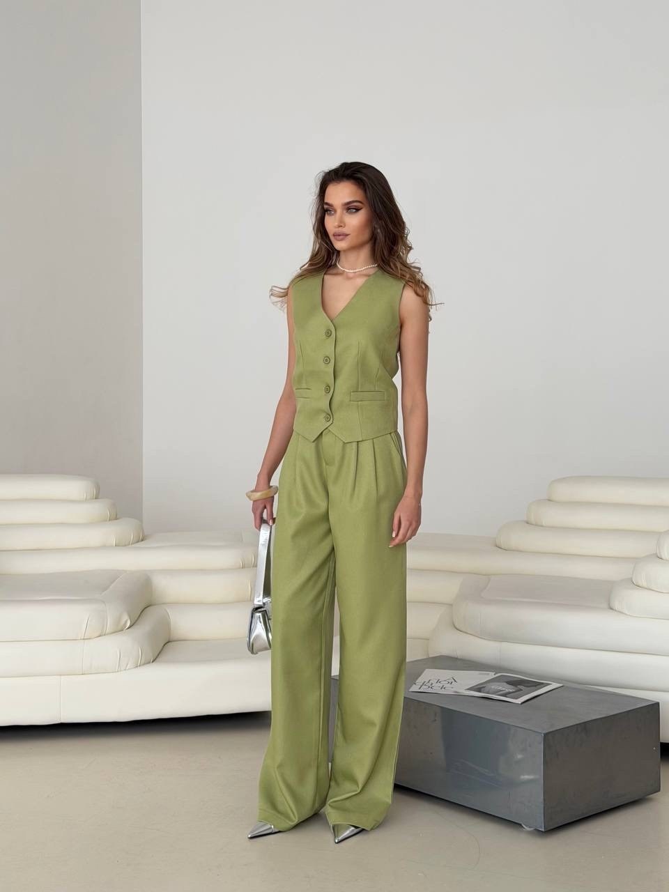 льняные брюки со складками спереди оливкового цвета vero moda,брючный костюм,летние брючные костюмы,комплект брючный,брюки льняные