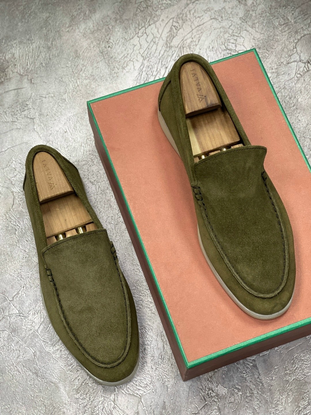 замшевые лоферы summer walk loro piana серый,лоферы мужские замшевые с белой подошвой,замшевые лоферы,мужские замшевые лоферы,loro piana лоферы