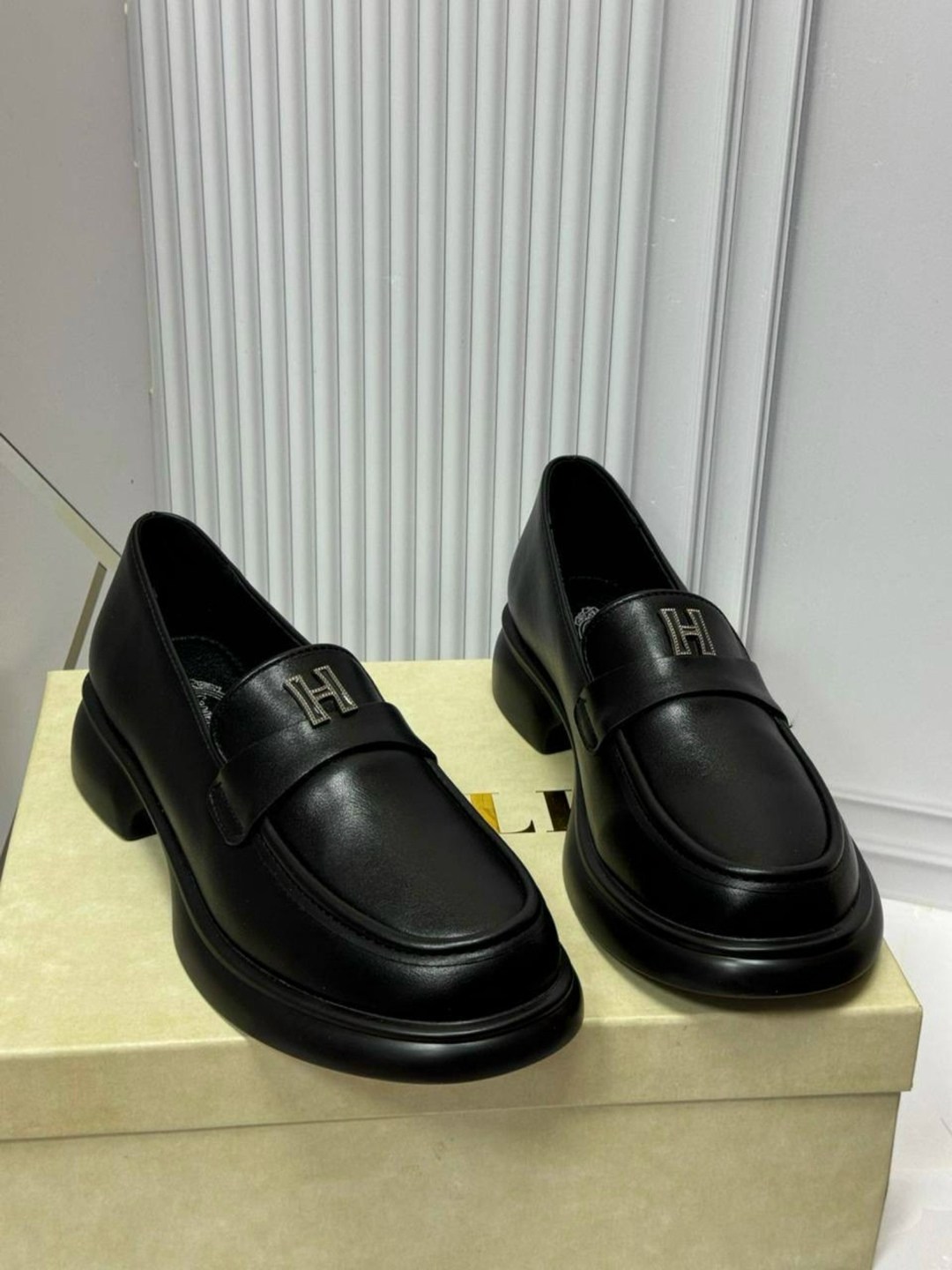 ,кожаные лоферы prada,лоферы prada,лоферы prada женские,лоферы кожаные