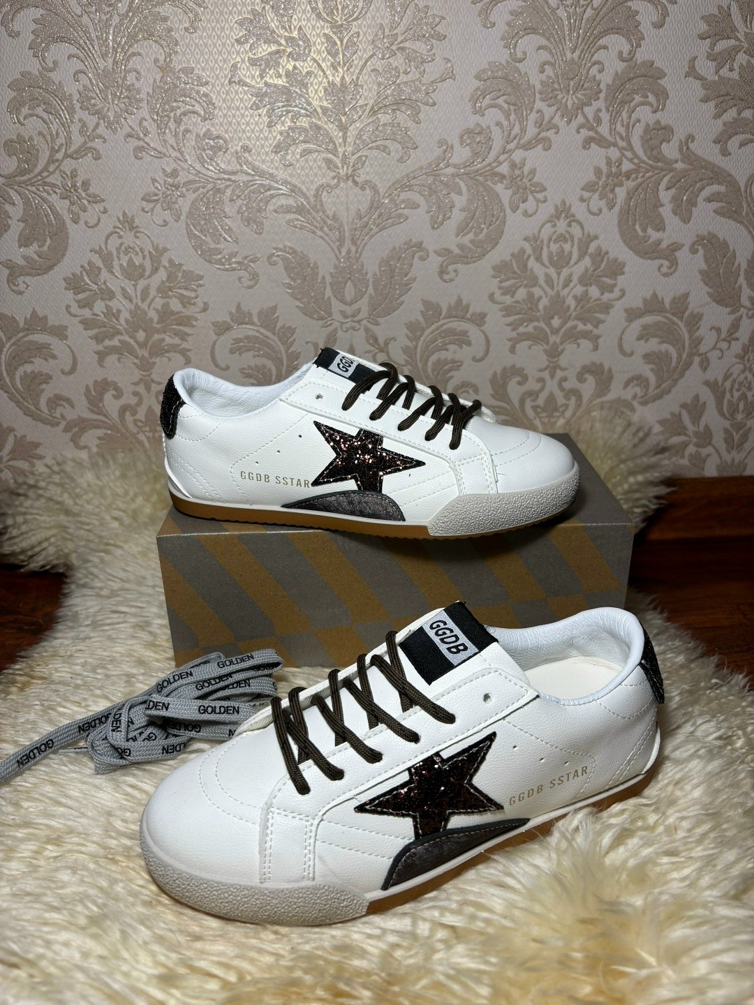 ,кеды golden goose,кроссовки golden goose,женские кожаные кроссовки golden goose super-star premium - white / black,golden goose deluxe brand кеды