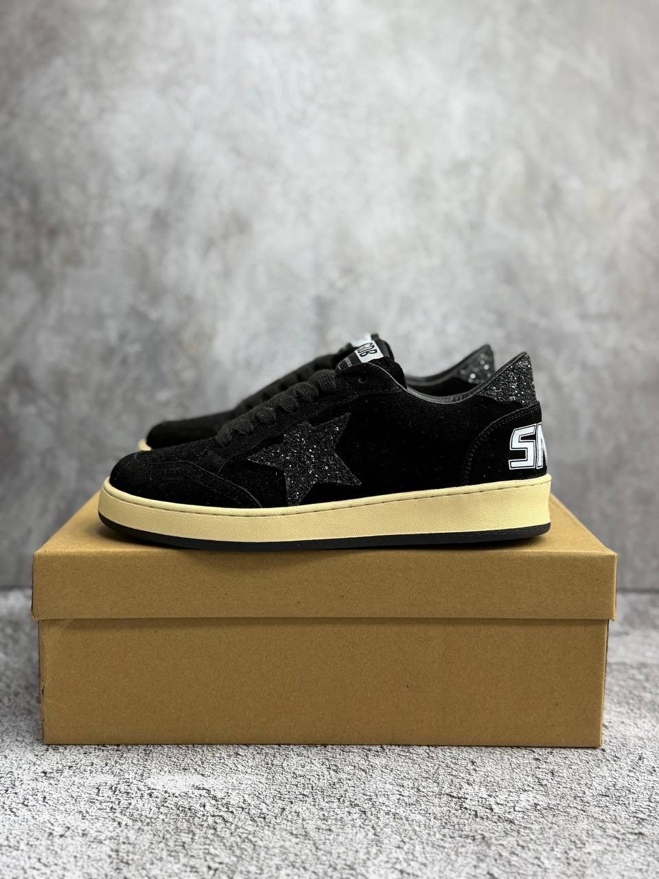 ,кроссовки golden goose,golden goose кеды,кеды super-star с блестками golden goose черный,golden goose чёрные женские замшевые кеды hi star