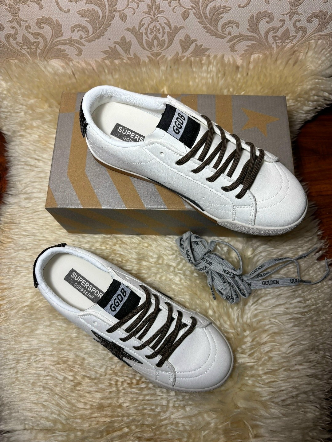 ,кеды golden goose,кроссовки golden goose,женские кожаные кроссовки golden goose super-star premium - white / black,golden goose deluxe brand кеды