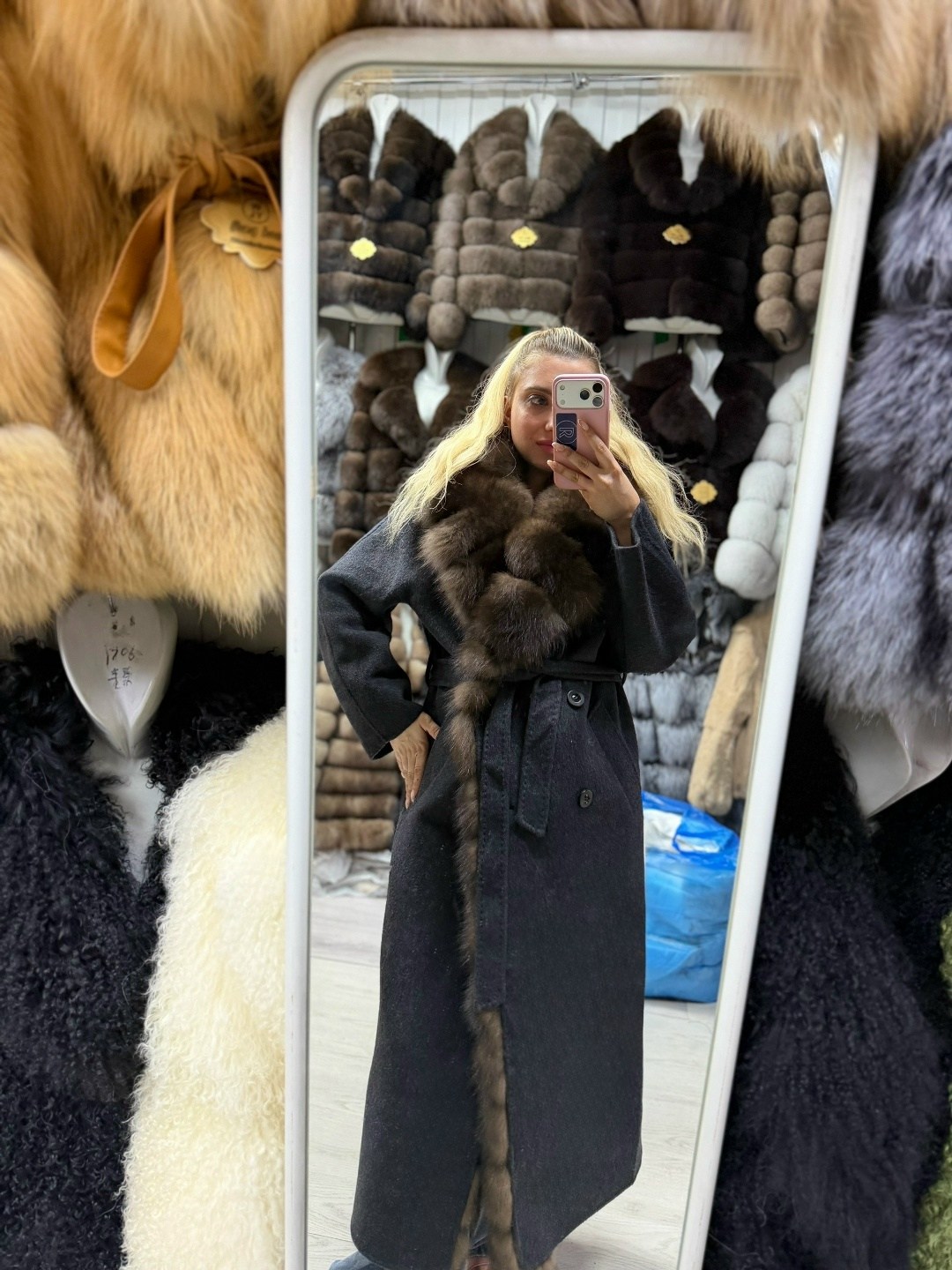 кашемировое пальто с мехом куницы yana kraft brand,кашемировое пальто с мехом куницы,пальто с мехом,кашемировое пальто серо-бежевого цвета с мехом куницы,кашемировое пальто с лесной куницей