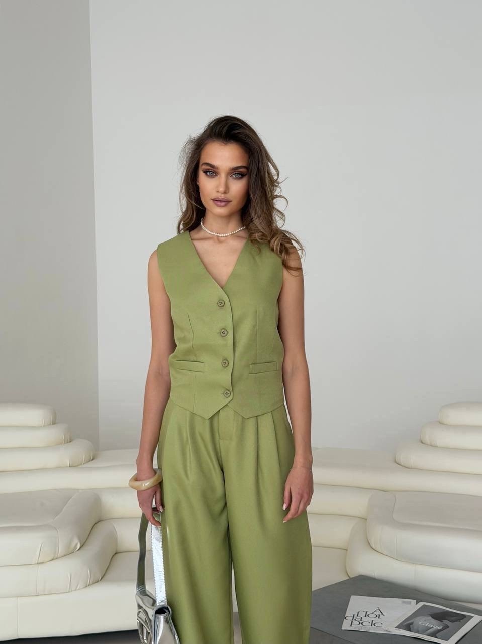 льняные брюки со складками спереди оливкового цвета vero moda,брючный костюм,летние брючные костюмы,комплект брючный,брюки льняные