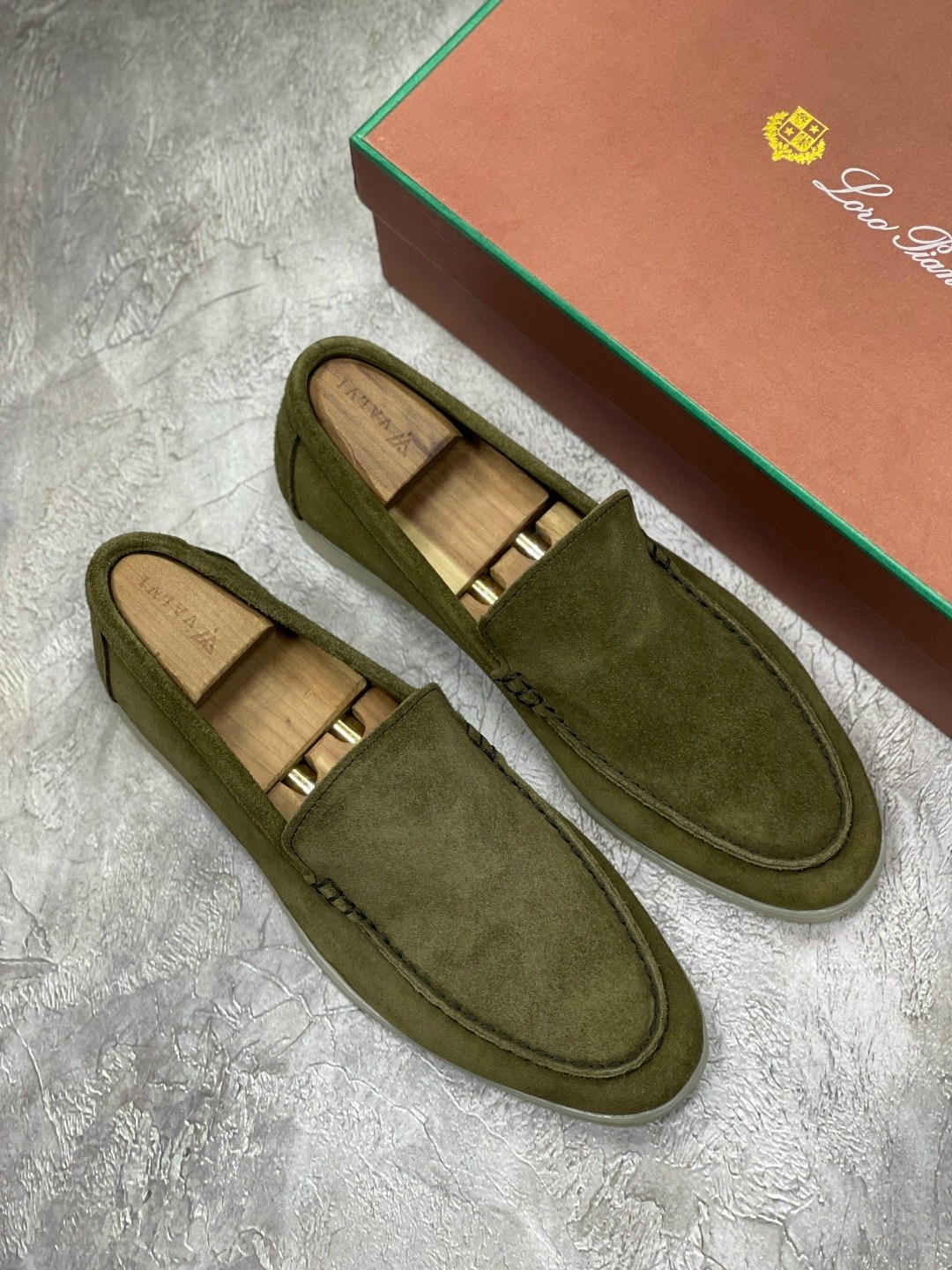 замшевые лоферы summer walk loro piana серый,лоферы мужские замшевые с белой подошвой,замшевые лоферы,мужские замшевые лоферы,loro piana лоферы