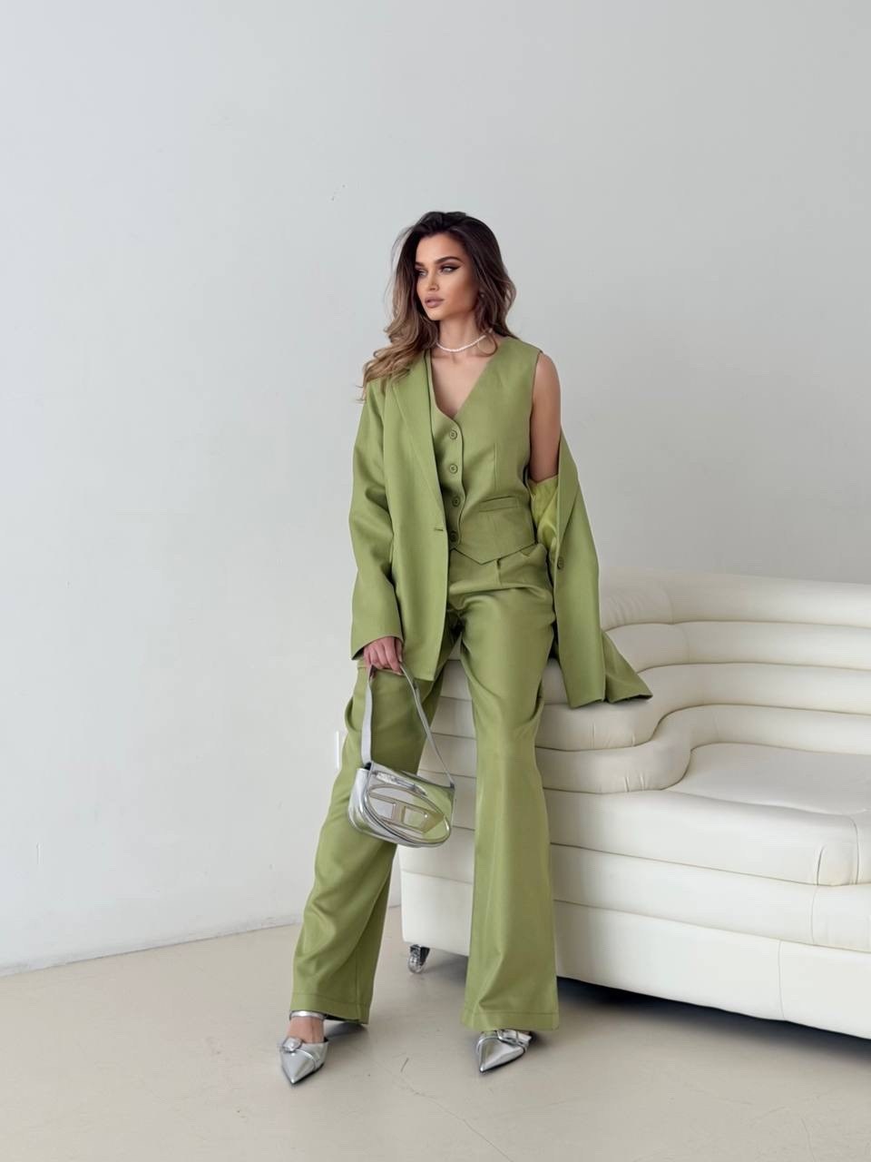 льняные брюки со складками спереди оливкового цвета vero moda,брючный костюм,летние брючные костюмы,комплект брючный,брюки льняные