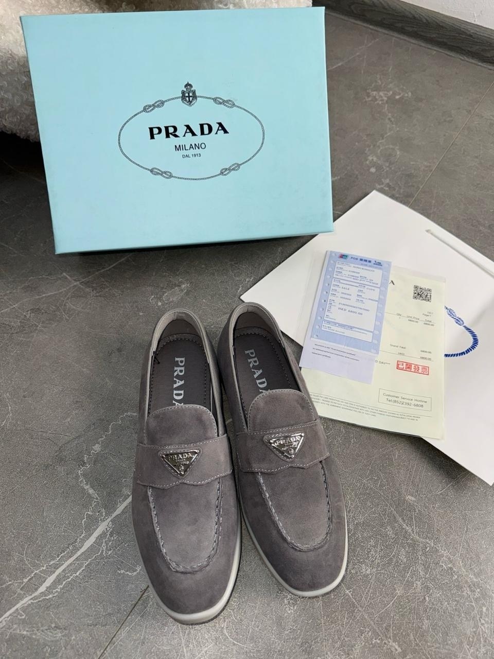 лоферы prada,prada лоферы женские,,женские замшевые лоферы prada 2026 серые с логотипом,лоферы женские замшевые