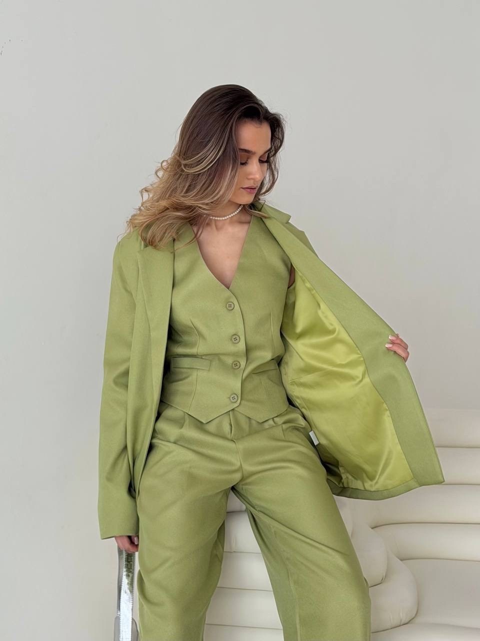 льняные брюки со складками спереди оливкового цвета vero moda,брючный костюм,летние брючные костюмы,комплект брючный,брюки льняные