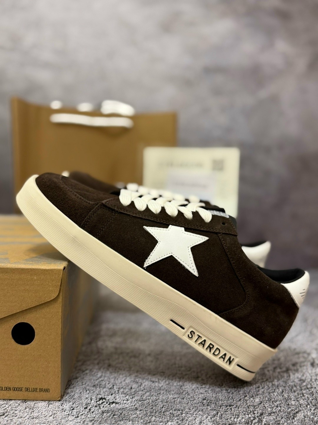 коричневые кроссовки ball star golden goose anthracite silver,golden goose кеды superstar со вставками коричневый,,мужские замшевые низкие кроссовки с вышитыми звездами superstar golden goose кор