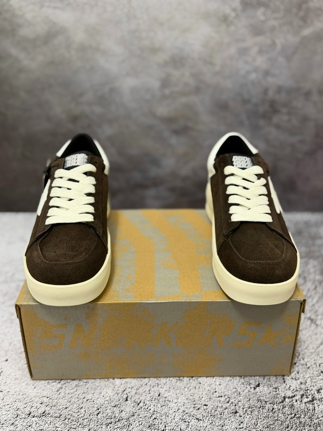 коричневые кроссовки ball star golden goose anthracite silver,golden goose кеды superstar со вставками коричневый,,мужские замшевые низкие кроссовки с вышитыми звездами superstar golden goose кор