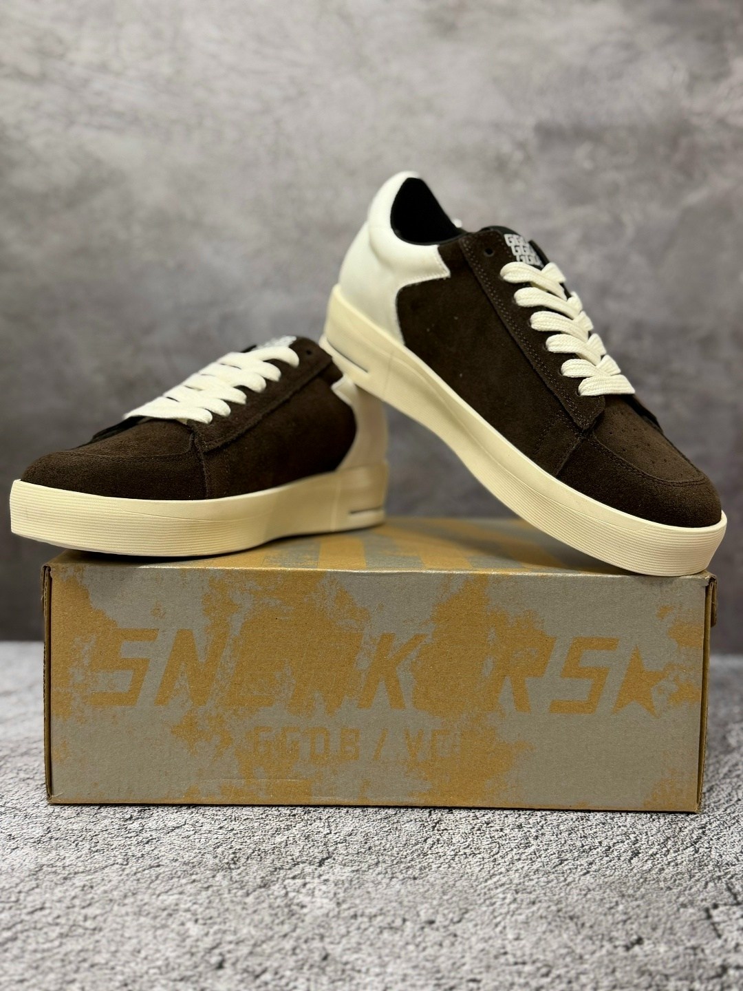 коричневые кроссовки ball star golden goose anthracite silver,golden goose кеды superstar со вставками коричневый,,мужские замшевые низкие кроссовки с вышитыми звездами superstar golden goose кор
