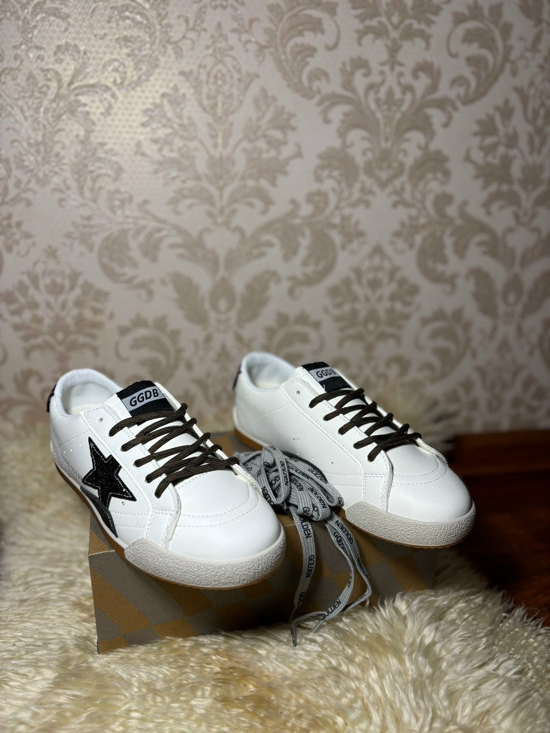 ,кеды golden goose,кроссовки golden goose,женские кожаные кроссовки golden goose super-star premium - white / black,golden goose deluxe brand кеды