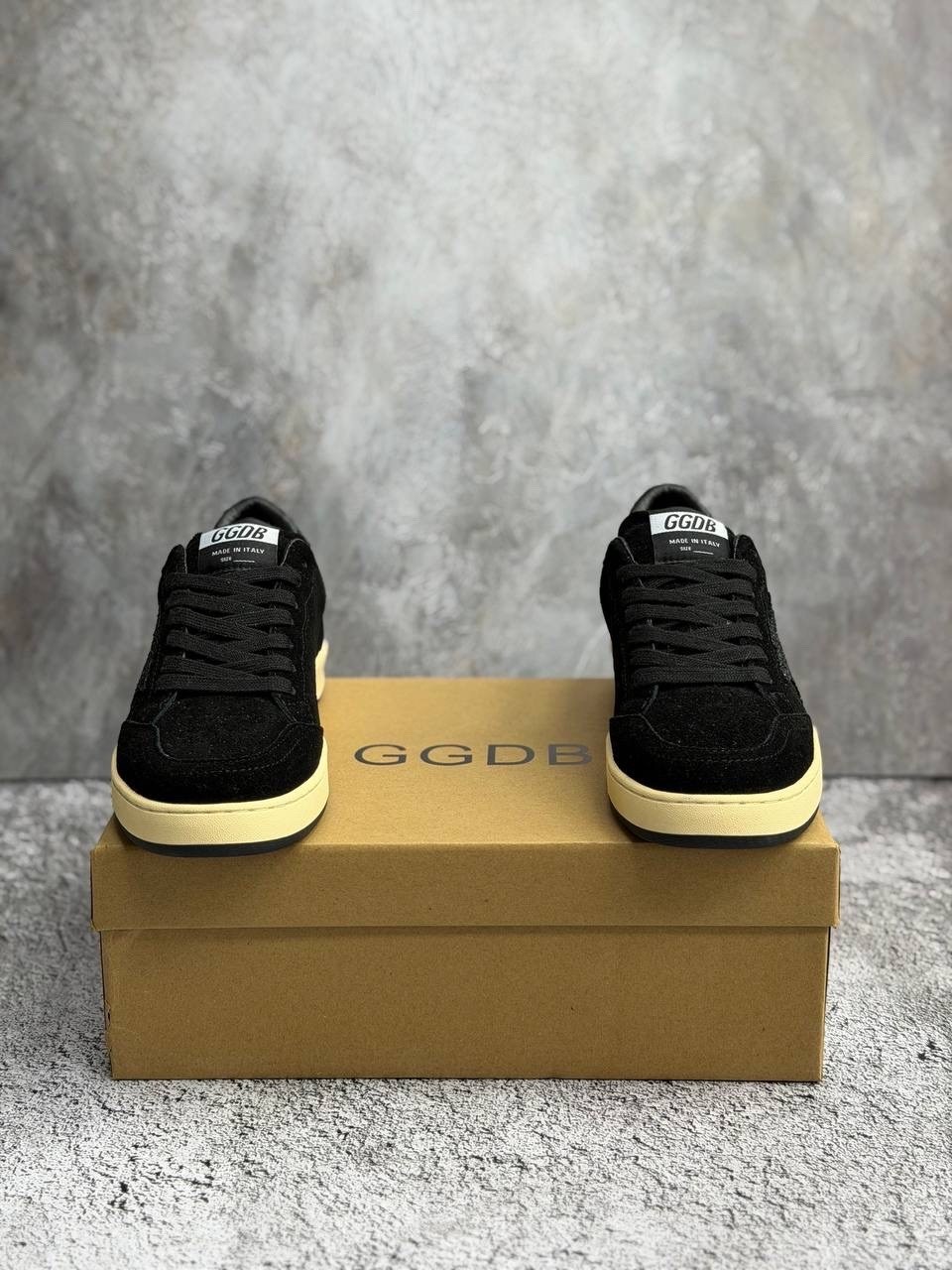 ,кроссовки golden goose,golden goose кеды,кеды super-star с блестками golden goose черный,golden goose чёрные женские замшевые кеды hi star