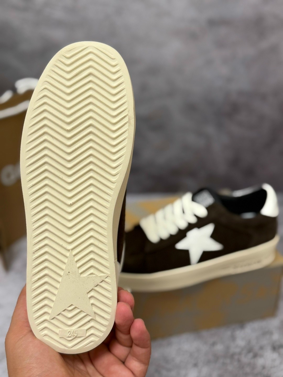 коричневые кроссовки ball star golden goose anthracite silver,golden goose кеды superstar со вставками коричневый,,мужские замшевые низкие кроссовки с вышитыми звездами superstar golden goose кор