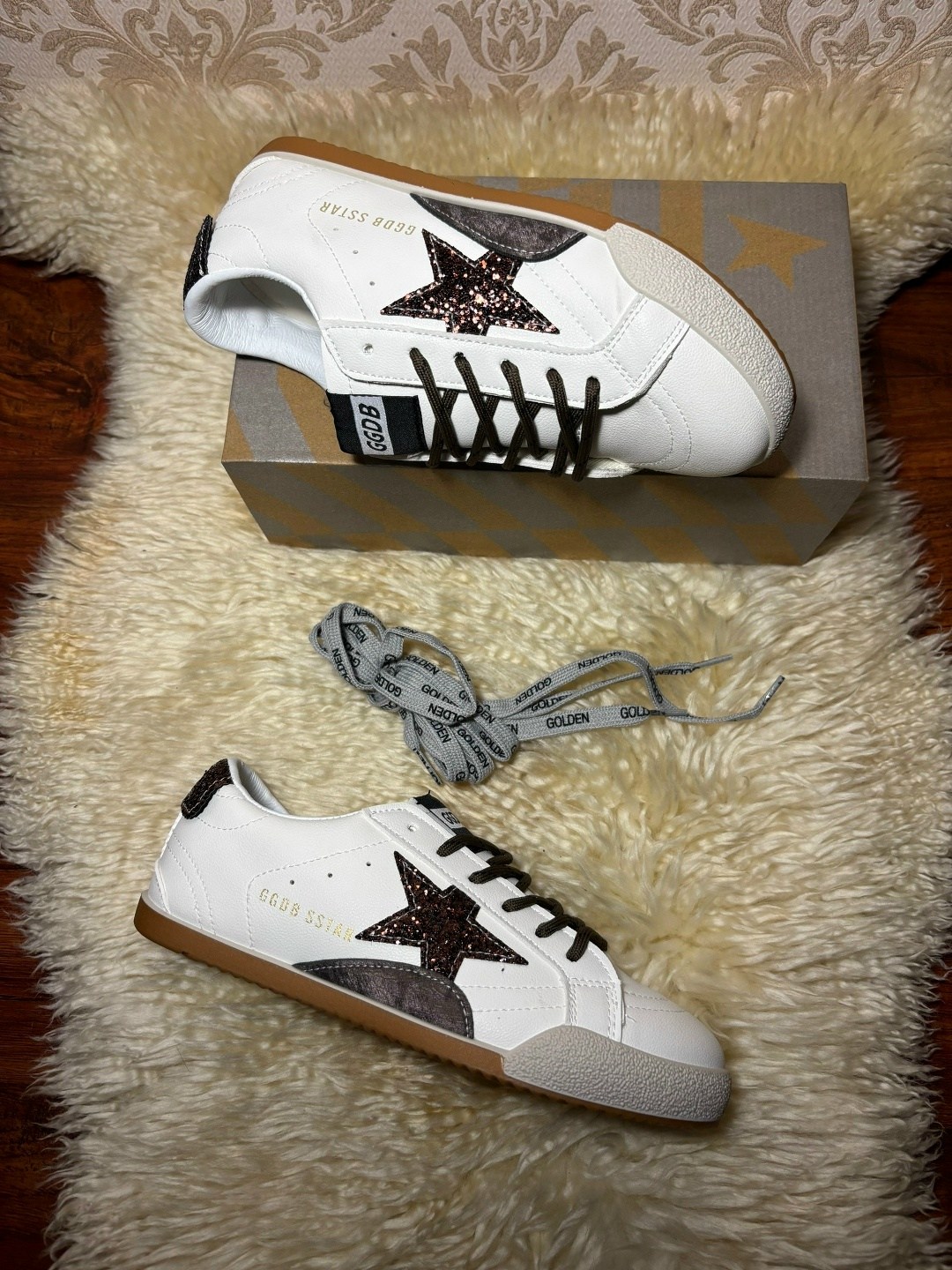 ,кеды golden goose,кроссовки golden goose,женские кожаные кроссовки golden goose super-star premium - white / black,golden goose deluxe brand кеды
