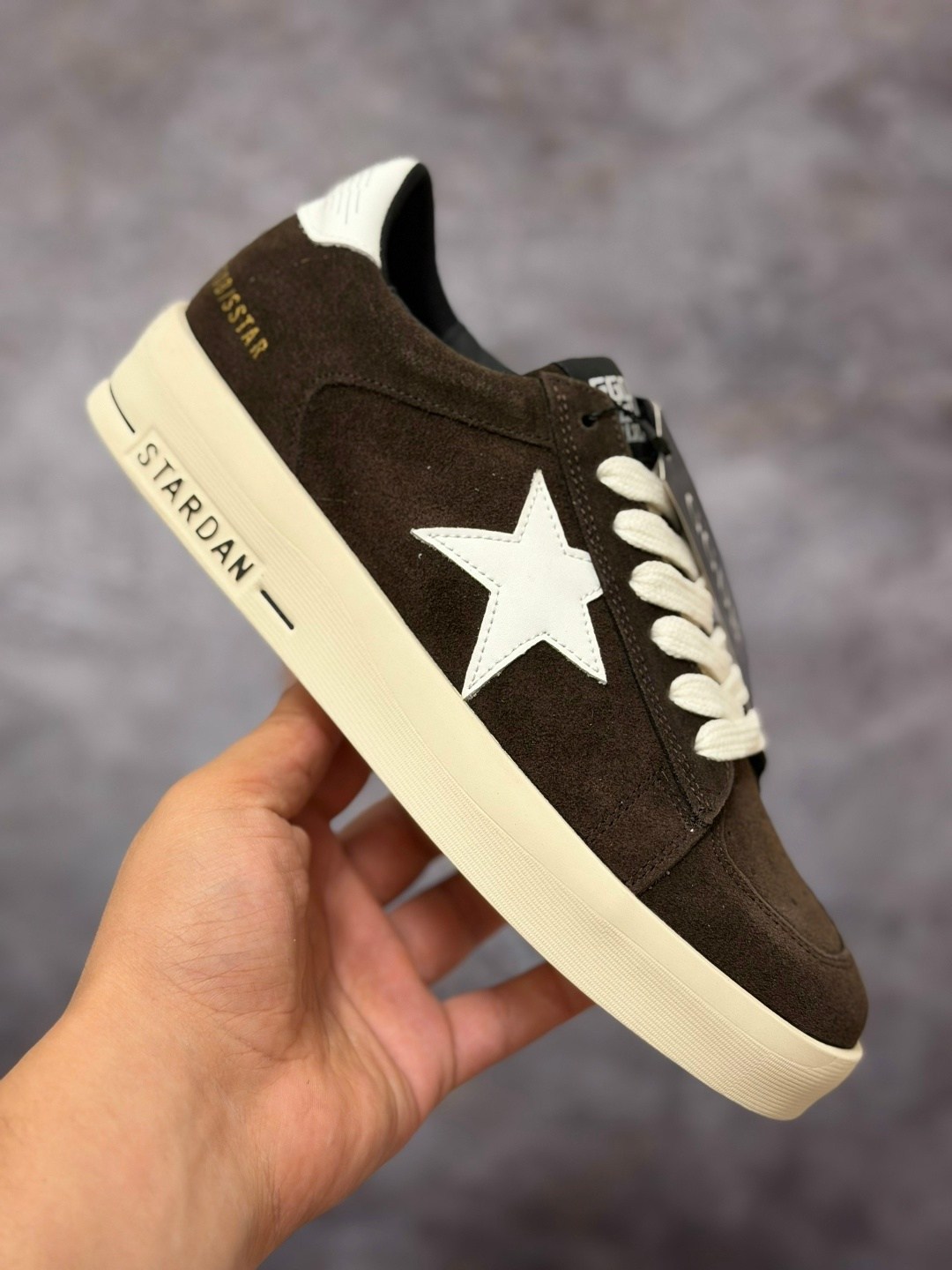 коричневые кроссовки ball star golden goose anthracite silver,golden goose кеды superstar со вставками коричневый,,мужские замшевые низкие кроссовки с вышитыми звездами superstar golden goose кор