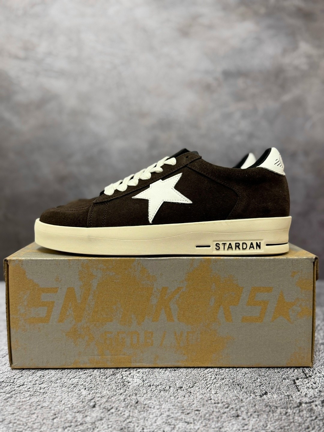 коричневые кроссовки ball star golden goose anthracite silver,golden goose кеды superstar со вставками коричневый,,мужские замшевые низкие кроссовки с вышитыми звездами superstar golden goose кор