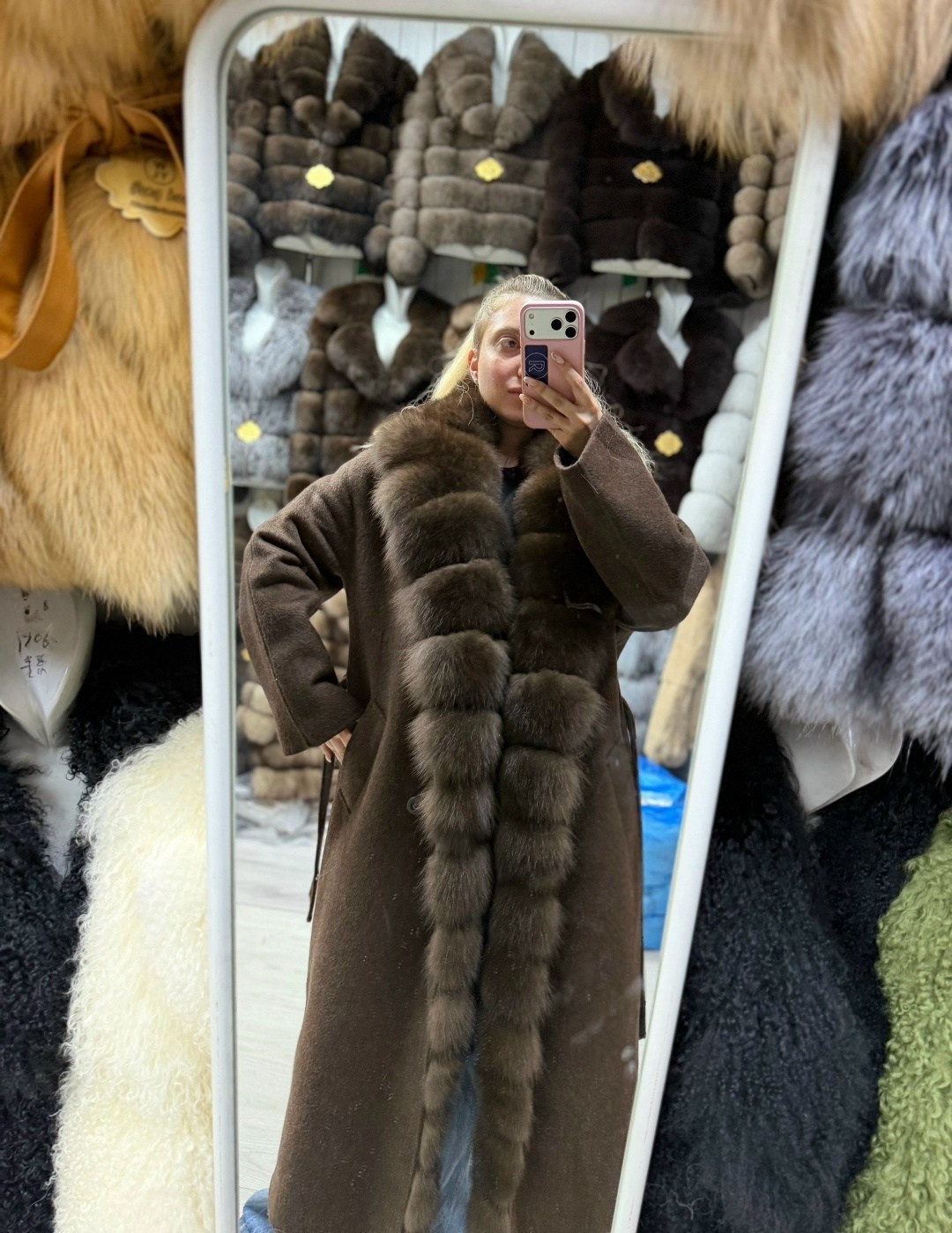кашемировое пальто с мехом куницы yana kraft brand,кашемировое пальто с мехом куницы,пальто с мехом,кашемировое пальто серо-бежевого цвета с мехом куницы,кашемировое пальто с лесной куницей