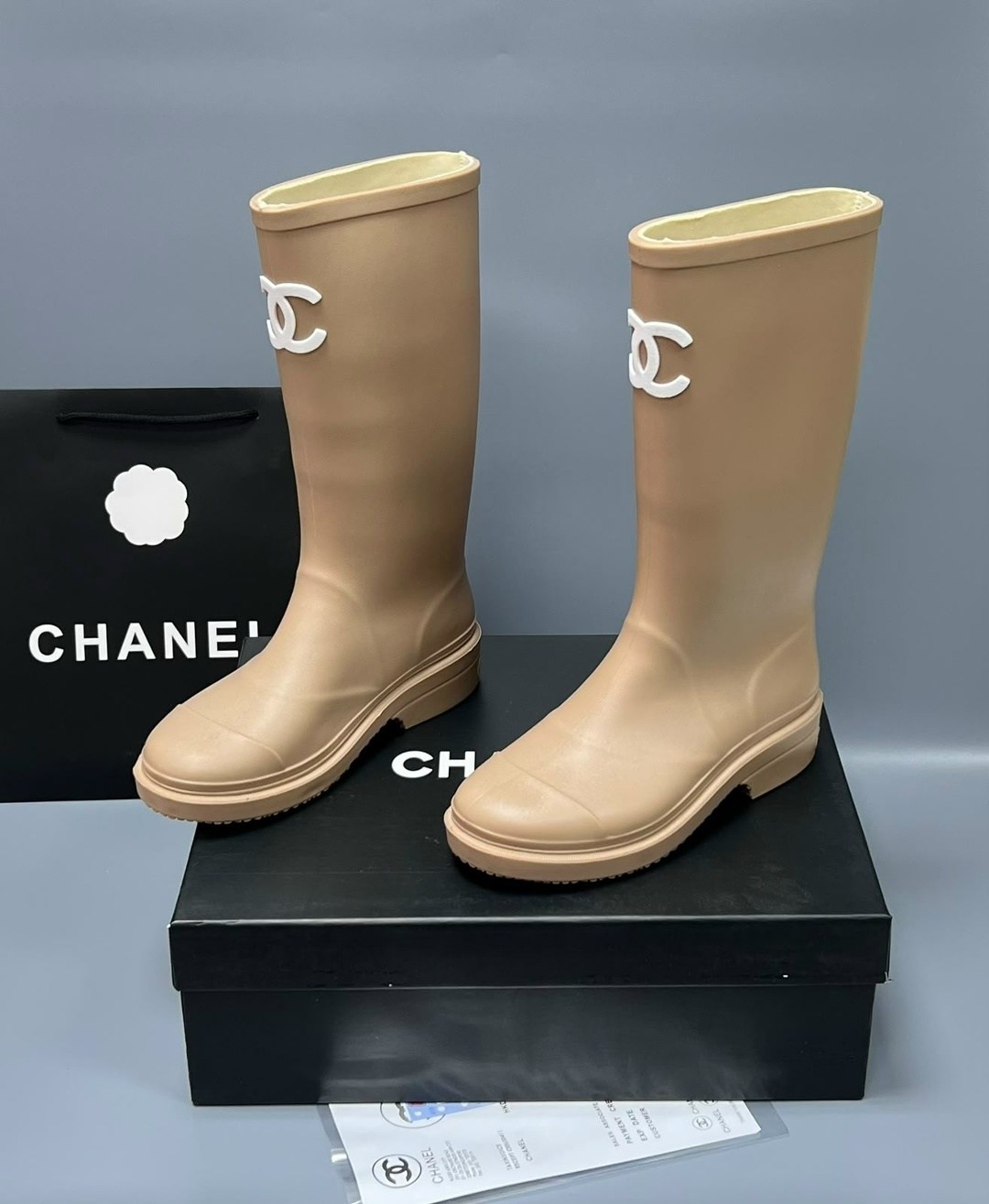 резиновые сапоги chanel,сапоги chanel,резиновые сапоги шанель,сапоги шанель,резиновые дождевые сапоги темно-бежевые женские chanel