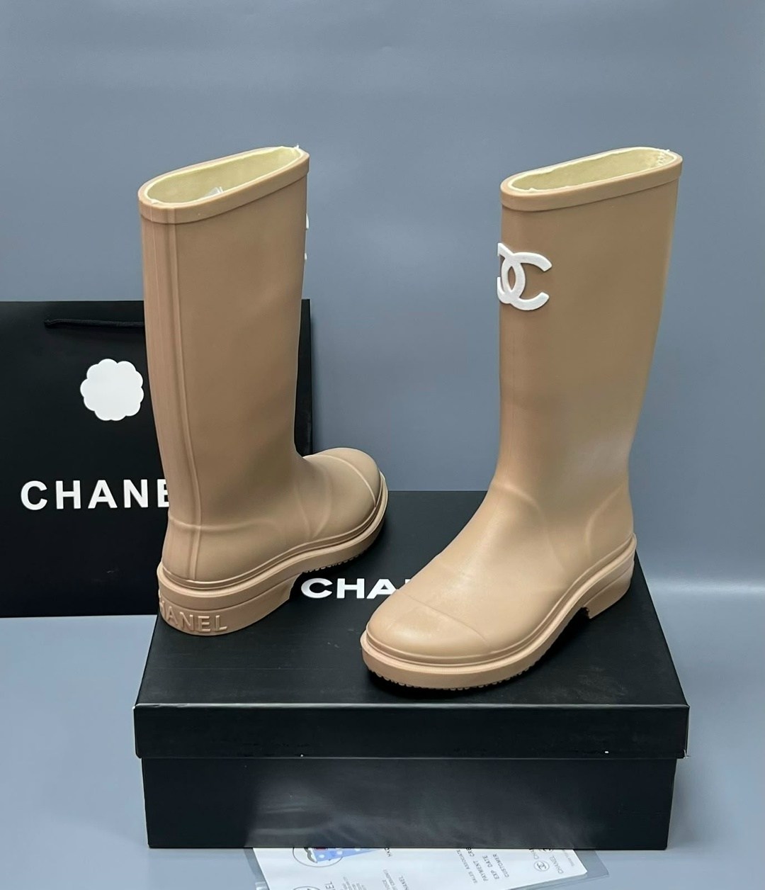 резиновые сапоги chanel,сапоги chanel,резиновые сапоги шанель,сапоги шанель,резиновые дождевые сапоги темно-бежевые женские chanel