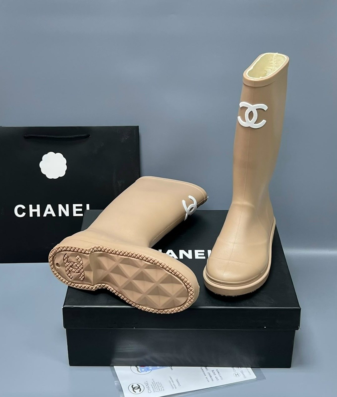 резиновые сапоги chanel,сапоги chanel,резиновые сапоги шанель,сапоги шанель,резиновые дождевые сапоги темно-бежевые женские chanel