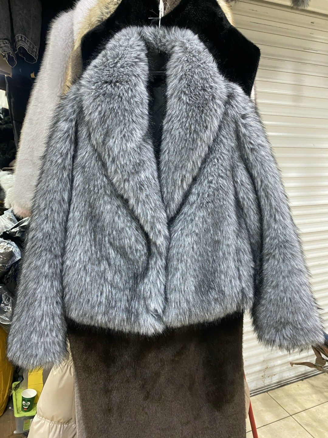 кореянка,азиатка,девушка в шубе,богатая девушка,девушка в шубе в машине