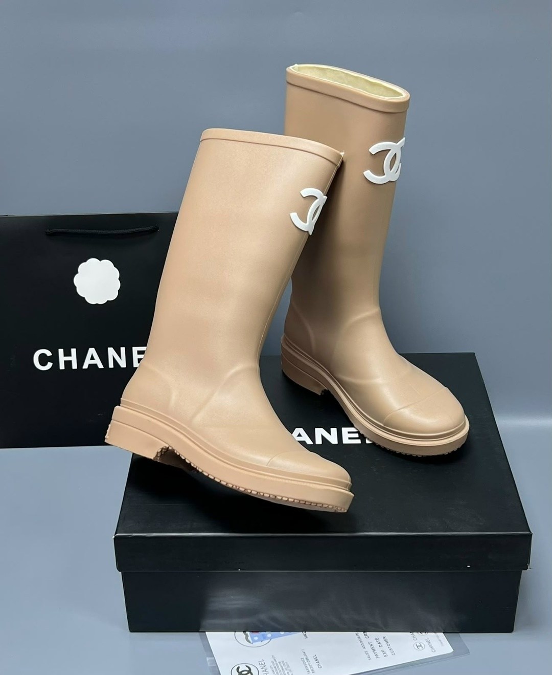 резиновые сапоги chanel,сапоги chanel,резиновые сапоги шанель,сапоги шанель,резиновые дождевые сапоги темно-бежевые женские chanel