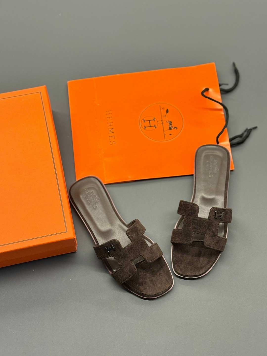 шлепанцы hermes,шлепки эрмес,шлепки эрмес оригинал,шлепки гермес женские,тапочки эрмес оригинал
