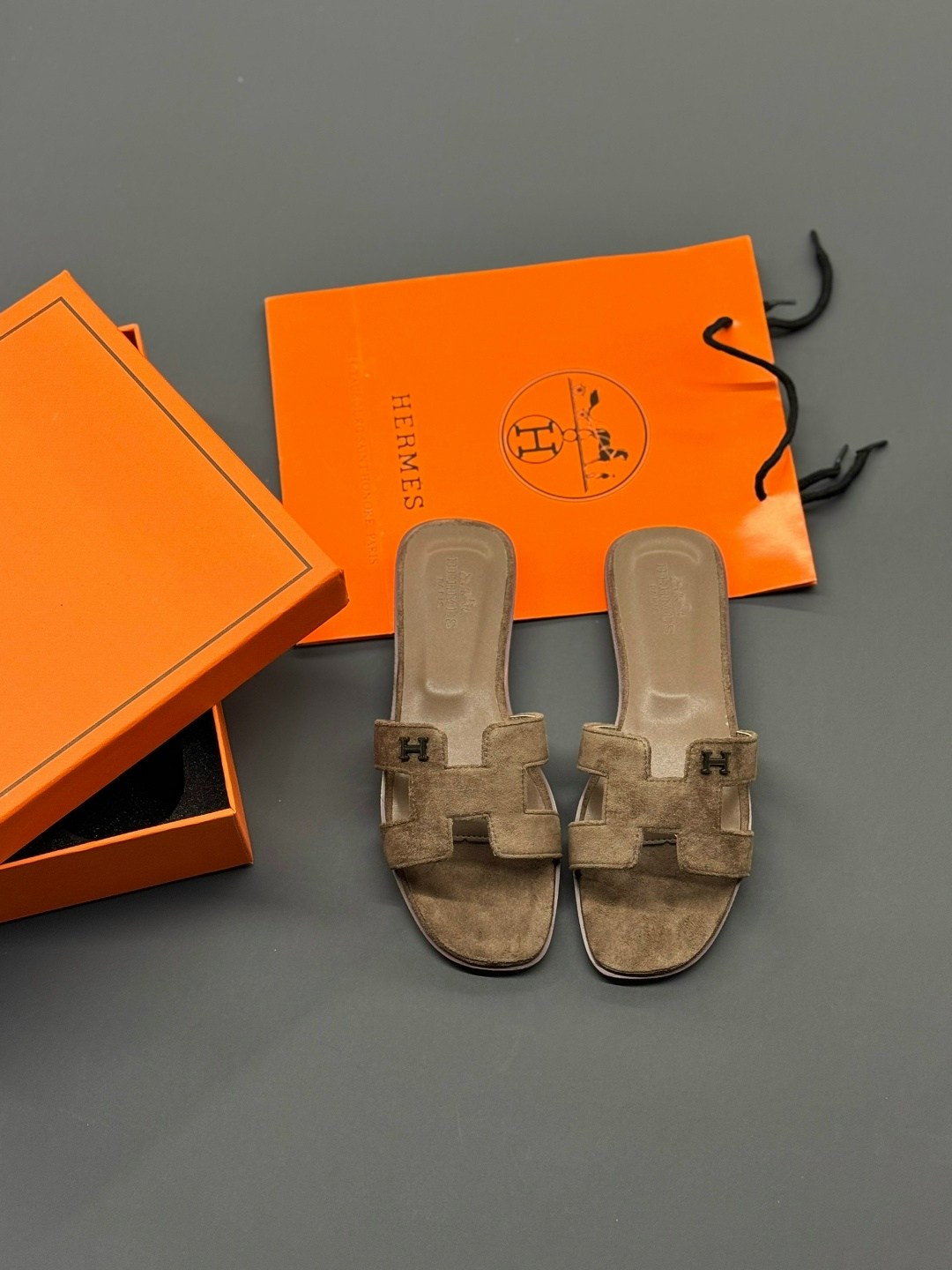 шлепанцы hermes,шлепки эрмес,шлепки эрмес оригинал,шлепки гермес женские,тапочки эрмес оригинал